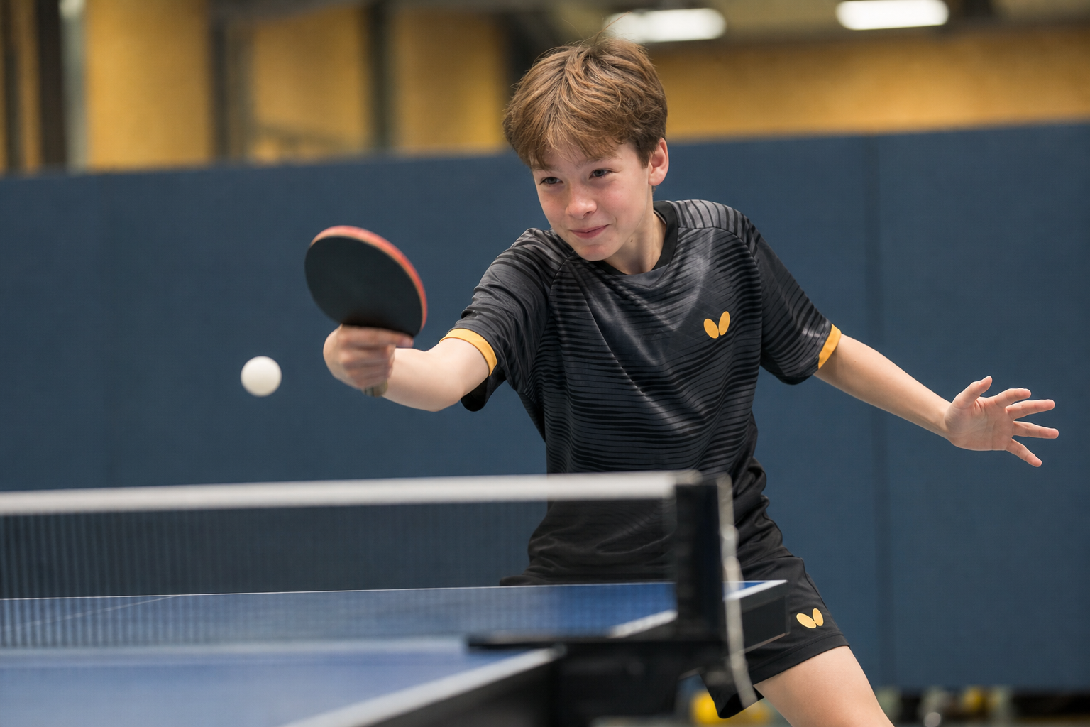 Tim spielt einen Vorhand-Topspin